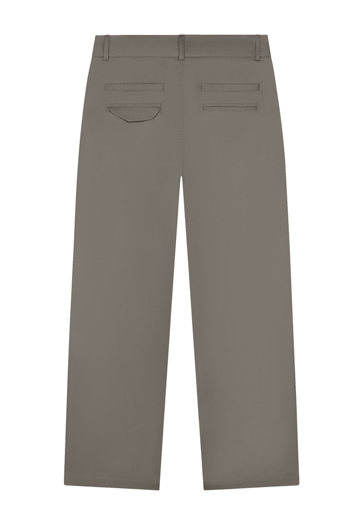 The Ripley Pants in Brown Cigar — achteraanzicht