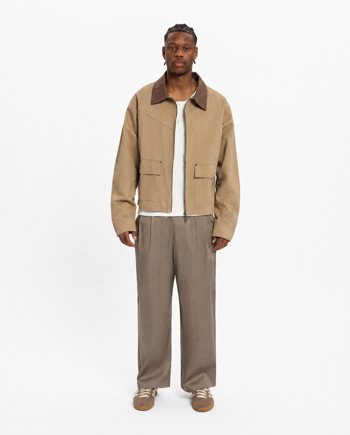 Model draagt The Ripley Pants in Brown Cigar — volledige look